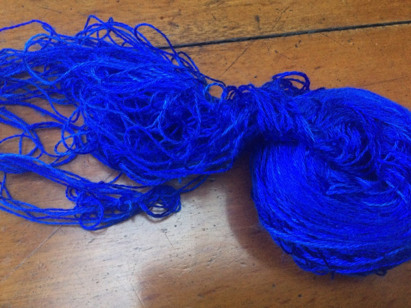 Ball of blue silk, very tangled.
Pelote de soie bleue, avec un gros paquet complètement emmêlé qui sort de l’intérieur