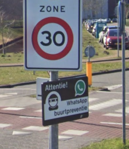 Ortseingang in den Niederlanden. Gleich unter dem Tempo-30 Schild am Drempel steht

"Attentie!
WhatsApp
buurtpreventie"

Das ist eine WhatsApp Nachbarschaftsgruppe, über die /alles/ geregelt wird.