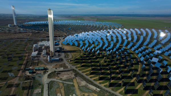 A photograph with an aerial view of the solar power tower at Atlantica Yield solar plant in Sanlucar La Mayor, Spain. ©️ Getty Photographer: Jorge Guerrero/AFP