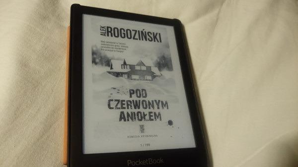 Okładka e-booka "Pod czerwonym aniołem" Alka Rogozińskiego. E-book ma 199 stron.