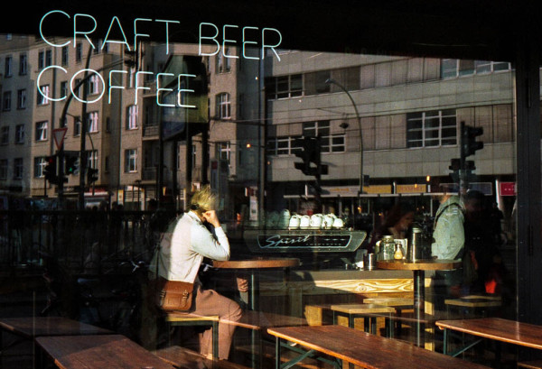 Ein Café in dessen Schaufenster die Worte Crqaft Beer Coffee hängen