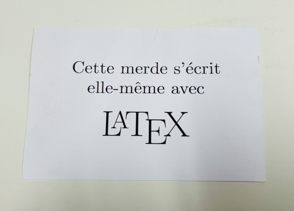 Postcard that says: 
Cette merde s'écrit elle-même avec LATEX