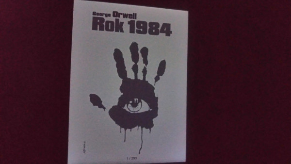 Okładka e-booka "Rok 1984" George'a Orwella. Zdjęcie zrobione po ciemku, dodaje klimatu, biorąc pod uwagę krwawą rękę z okiem na okładce.