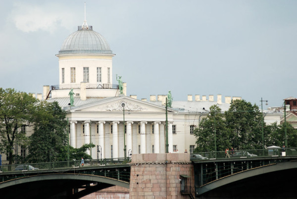 Pushkin House as seen across the Malaya Neva and Exchange Bridge. The pediment is crowned with the bronze statues of Neptune, Mercury, and Ceres. By I, Lite, CC BY-SA 3.0, https://commons.wikimedia.org/w/index.php?curid=2490801