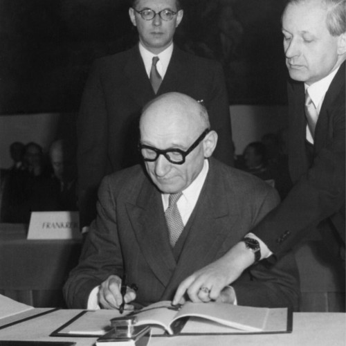 Robert Schuman signing the Bonn Agreements 