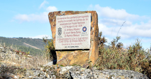 Photograph of the monument to railway workers who were victims of fascism in Campobecerros Portocamba, in the municipality of Castrelo do Val, Galicia. On the granite plaque, placed on a rock on a mountain path, one reads “In memory of the Portuguese railway workers that lived in Castrelo do Val and were assassinated by fascist forces on 20 August 1936. Antonio Ribeiro. José María Sena. Ramiro Mateus. Forgetfulness means that deeds like these can be repeated. Castrelo do Val. 23 June 2012. A. C. Os Carrilanos”.   