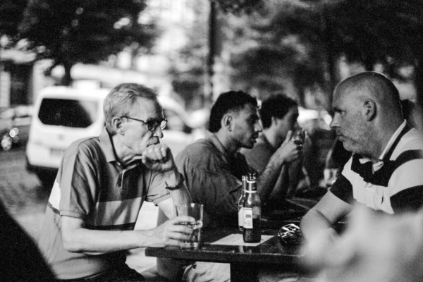 Zwei Männer in einer Bar im Gespräch vertieft