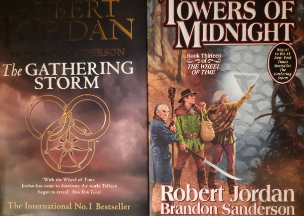 Cover von zwei Büchern: Robert Jordan: The Wheel of Time, Book 12: The Gathering Storm / Book 13: Towers of Midnight.