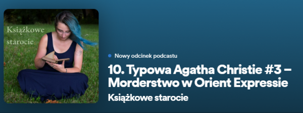 Screen z aplikacji Spotify, po lewej obrazek główny podkastu Książkowe starocie (Kasika z rozwianym niebieskim włosem siedząca po turecku na trawie i przeglądająca jakąś staro wyglądającą książkę, po lewej napis na tle trawy). Po prawej informacja, że to nowy odcinek podkastu oraz tytuł odcinka "10. Typowa Agatha Christie #3 – Morderstwo w Orient Expressie", a pod spodem tytuł podkastu. Tło niebieskie gradientowe, u góry jaśniejsze, u dołu ciemniejsze
