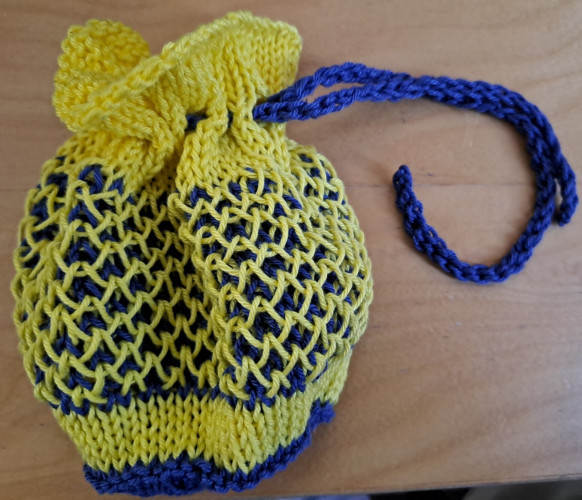 Small dice bag / pouch with yellow and blue yarn