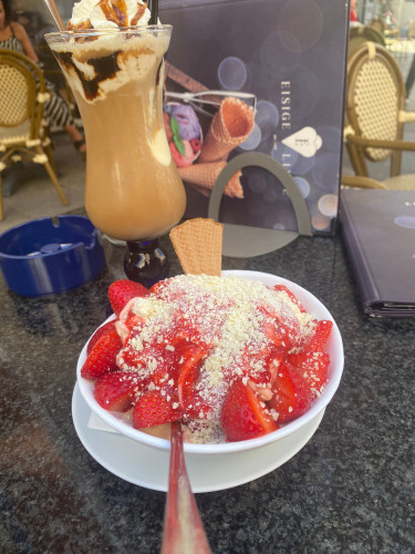 Im Cafe Eisliebe in Bergedorf. Auf meinem schwarzen runden Marmor-Tisch ist ein Erdbeer-Spaghetti-Eis und ein Eiskaffee!