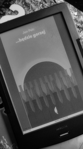 czarno-białe zdjęcie czytnika ebooków z okładką książki Jana Pelca - "... będzie gorzej"