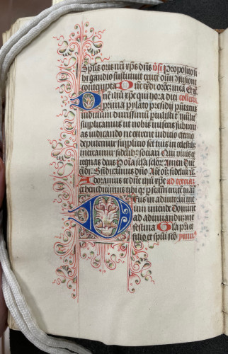 f.39v from Tufts Tisch Lib ms 9.  A page of black dutch gothic text with a 2-line D on the 4th line and a 5 line blue D at the bottom.  There is linework on the left edge and below the D