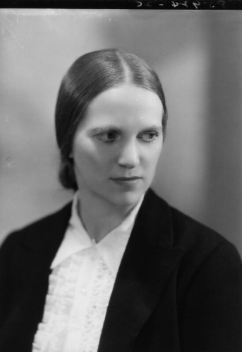 Ethel Mannin on 6 June 1939, straight hair, tied back, wearing a frilly white blouse and dark blazer. By Bassano ltd - https://www.npg.org.uk/collections/search/portrait/mw162969/Ethel-Edith-Mannin?LinkID=mp13233&amp;search=sas&amp;sText=Ethel+Mannin+&amp;OConly=true&amp;role=sit&amp;rNo=3, Public Domain, https://commons.wikimedia.org/w/index.php?curid=65820723