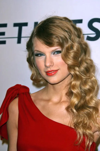 Image of Taylor swift. Dang. She’s really sexy. 

Ima have to Nancy Kerrigan Travis Kelce