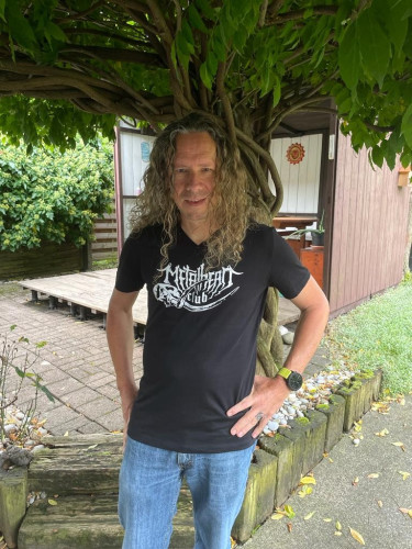 Altes Mann im Garten mit Metalhead Club T-Shirt