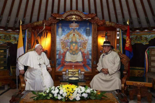 Pope Franciscus and President Khürelsükh in a meeting.

Photo taken from Montana me news agency.