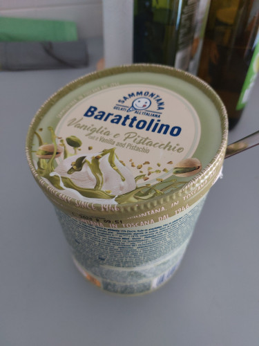 Helado fancy de pistacho y vainilla de la marca Sammontanna Barattolino, que de Barattolino tiene sólo el nombre porque es caro como sus putos muertos.