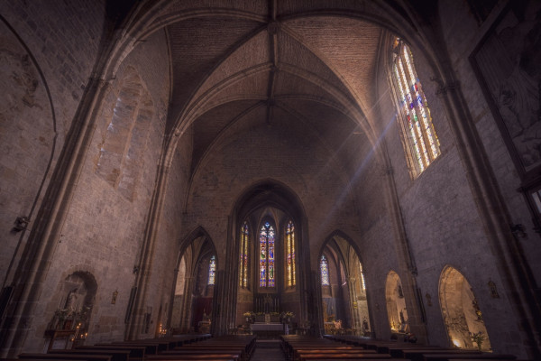 Se puede ver el interior de la iglesia de Saint-Pierre en Orthez (Francia) donde a la derecha, por uno de los ventanales entran unos rayos de luz.

You can see the indoor of the church of Saint-Pierre in Orthez (France).