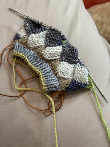 Entrelac knitting with self striping yarn