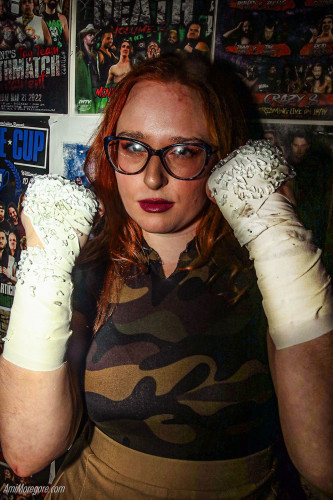 Lady Blakely shows off her glass covered fists pre match