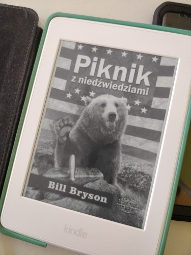 Czytnik Kindle, okładka książki "Piknik z niedźwiedziami"