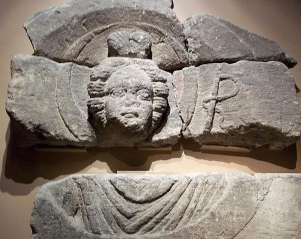 Relief of Luna-Selene, a lunar crescent around her head like a halo. She wears a top-bow hairstyle and a cloak around her shoulders. A riding crop can be seen next to her head, presumably she is holding it in her hand in a fragment that is missing.