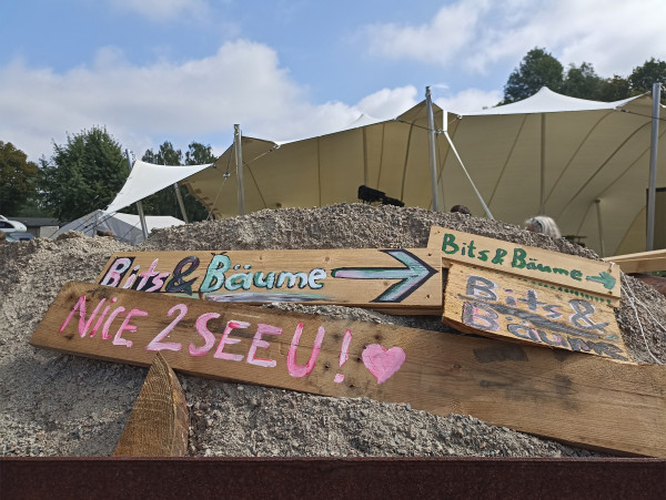 Picture of Some wooden signs saying 'Bits und Bäume' and 'Nice 2 See U'