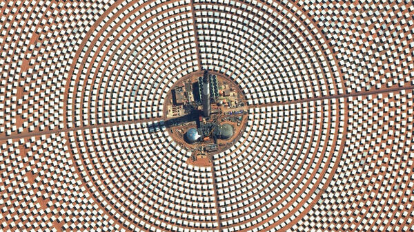 Beim Solarturmkraftwerk Noor III in Marokko reflektieren Spiegel auf mehr als 600 Hektar das Sonnenlicht auf einen 240 Meter hohen Turm. Es kann bis zu 140 Megawatt erzeugen. Mit dem Strom ließe sich auch Wasserstoff erzeugen und exportieren. , Maxar / Getty Images