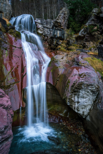 Se puede ver una cascada en larga exposición para hacer efecto seda en el agua.

You can see a waterfall in long exposition to achieve a silk water effect.