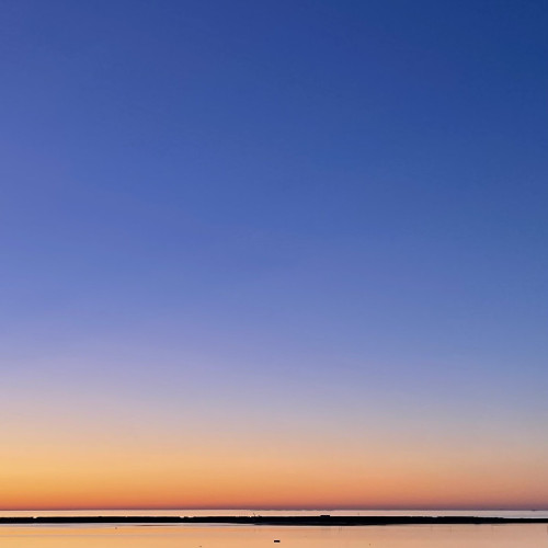 Photo minimaliste d’un grand ciel à au lever du soleil sur la mer