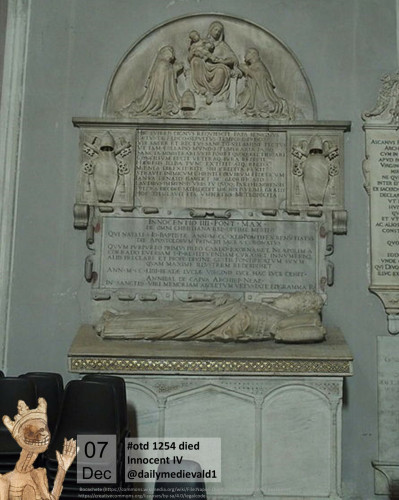 The picture shows a gravestone made of light grey stone. A reclining figure with papal robes and a tiara with a pillow under his head. In the background, on the wall, a tablet.