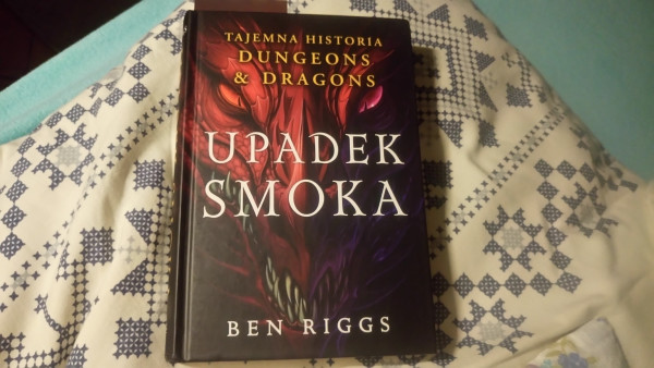 Okładka książki "Upadek smoka. Tajemna historia Dungeons & Dragons" autorstwa Bena Riggsa.