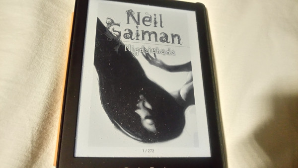 Okładka e-booka "Nigdziebądź" Neila Gaimana. Książka ma 272 strony.