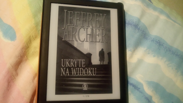 Okładka e-booka "Ukryte na widoku" Jeffreya Archera.