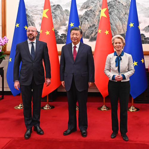 Chinese President Xi Jinping and European Commission President Ursula von der Leyen pose for a photo. 