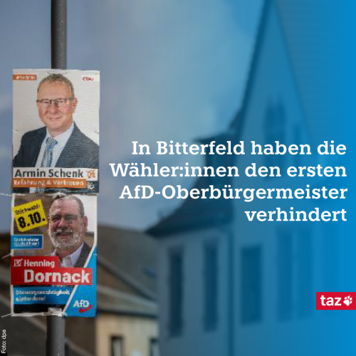 Zu sehen sind zwei Wahlplakate an einem Laternenpfahl. Oben Amtsinhaber Armin Schenk (CDU) und darunter sein AfD-Herausforderer. Dazu der Text: In Bitterfeld haben die Wäh­le­r:in­nen den ersten AfD-Oberbürgermeister verhindert 