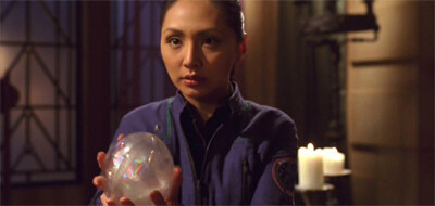 Hoshi holds onto the alien’s telepathic crystal ball thing. 