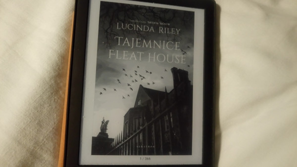 Okładka e-booka "Tajemnice Fleat House" Lucindy Riley.