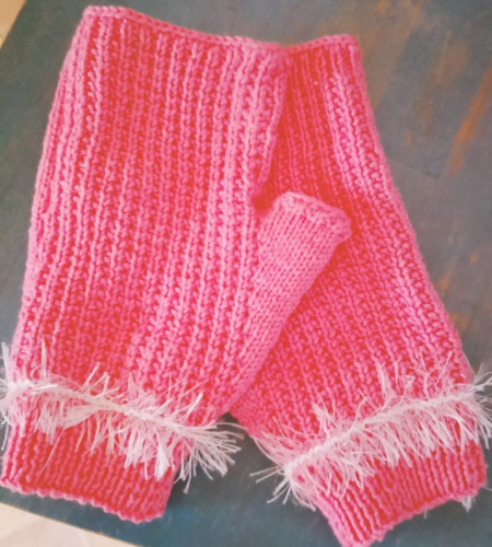 Paire de mitaines au tricot, rose bonbon avec ligne blanche 