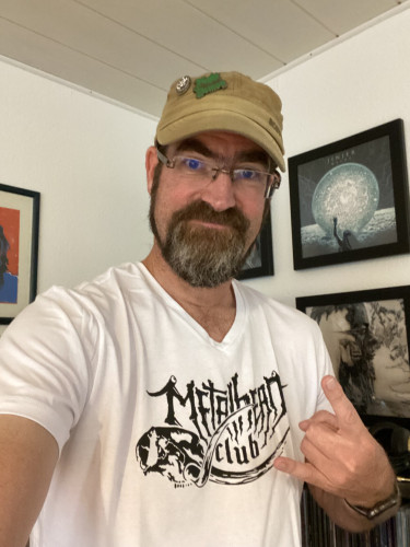 Selfie mit weissem Metalhead.club T-Shirt.