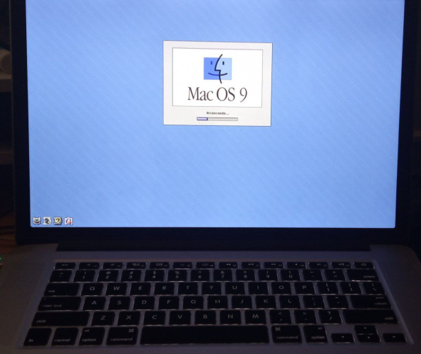 Foto de mi Macbook Pro arrancando Mac OS 9 en un emulador.