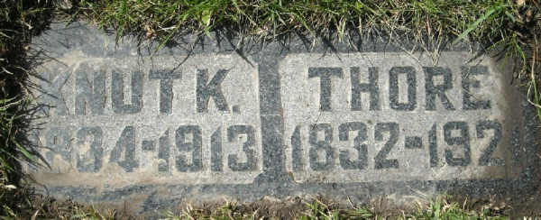 A photograph of Thore Aslaksdatter's grave in Wisconsin. She was born in 1832, and died in 1921.