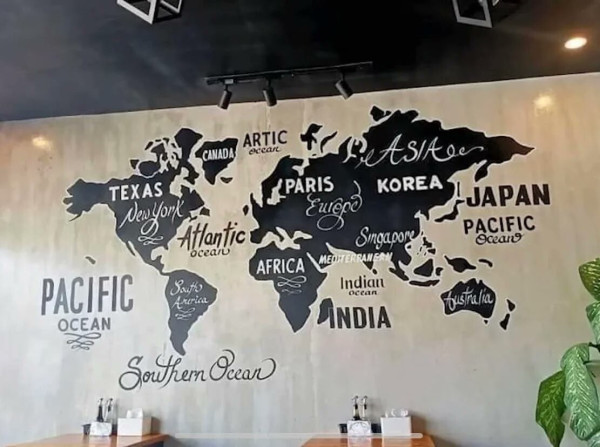 World map at a wall in a room
black/grey on white
The labels are mostly terrible wrong
Nord America: TEXAS
Asia: KOREA
etc.

Oldest souce found:
Reddit
Rooney doesn't give a damn : r/re ddevils
29.04.2013 • 717×541