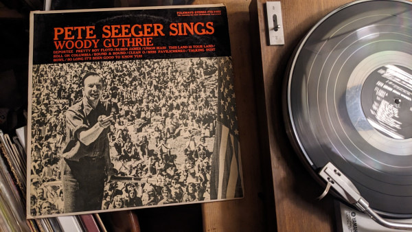 Pete Seeger Sings Woody Guthrie LP