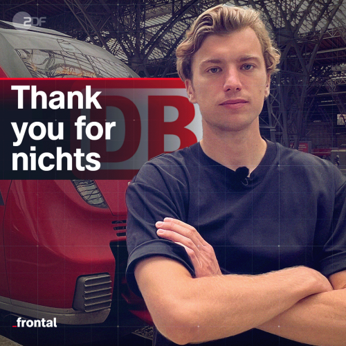 Fabian Herringer schaut in die Kamera, seine Arme sind verschränkt. Im Hintergrund ist ein roter Zug und das Logo der Deutschen Bahn zu sehen, darüber die Aufschrift "Thank you for nichts".