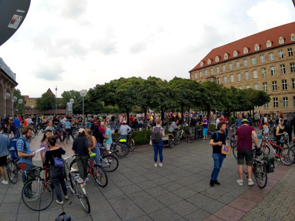 Teilnehmende der Critical Mass am Sammelplatz neben der Oper Nürnberg.