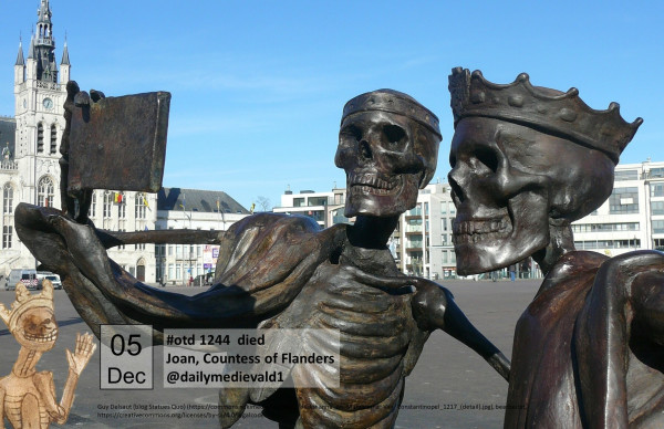 The two pictures show the same artwork from different perspectives: Two metal skeletons, one with a crown and shields, posing for a selfie. The artwork is set up in the open air on a large square.
