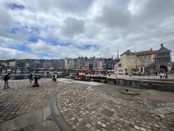 A panorama of a seaside port surrounded by old buildings, probably from the early modern period (Honfleur)