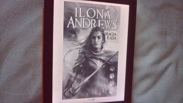 Okładka e-booka "Magia kąsa" Ilony Andrews. Zdjęcie jest prawie w sepii, co jest zasługą robienia go przy minimalnym świetle.